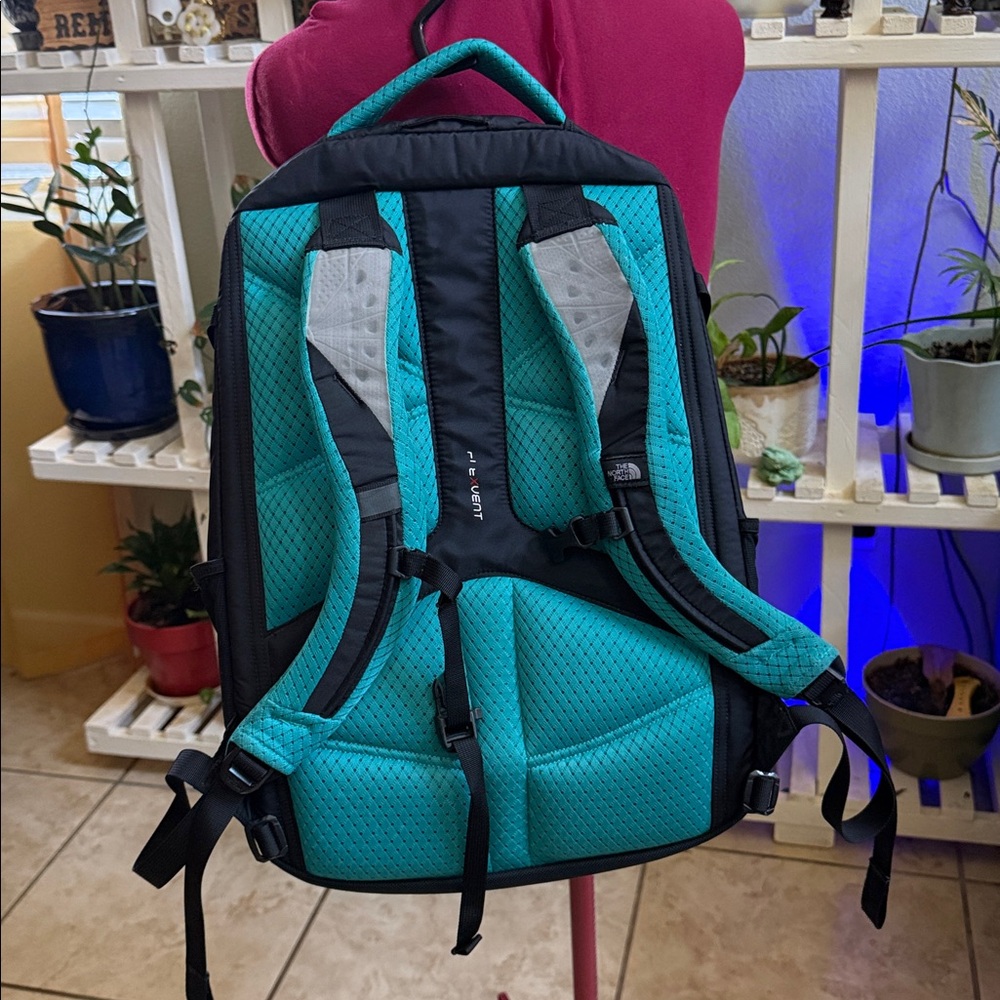 North Face Recon backpack women’s in pre-loved and well care for condition - Picture 5 of 9